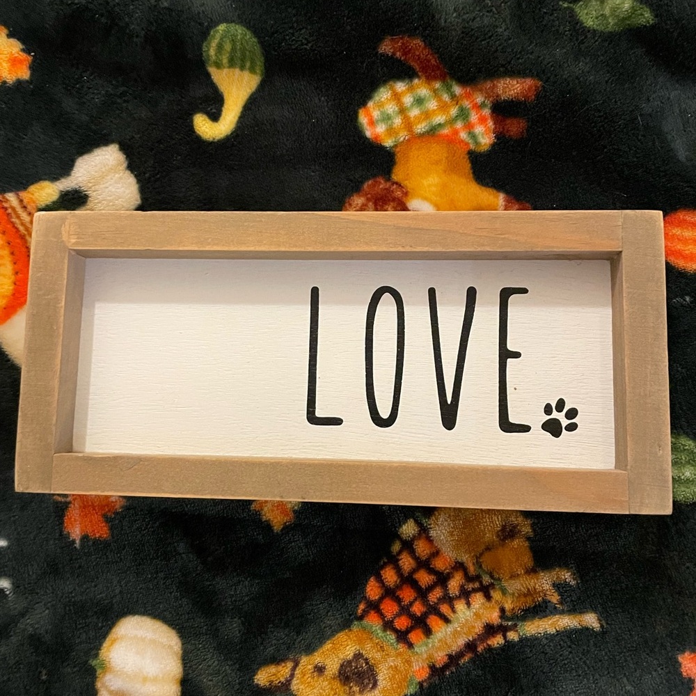 Paw print LOVE sign